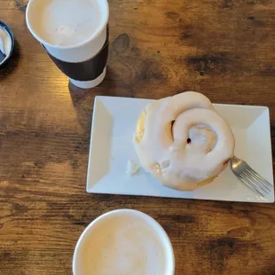 Lattes and cinnamon roll