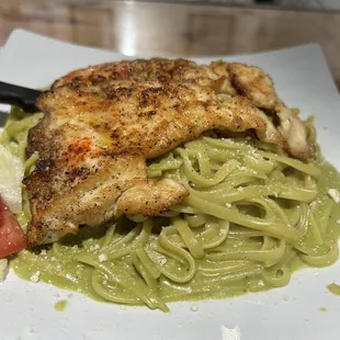Tallarín verde with grilled chicken