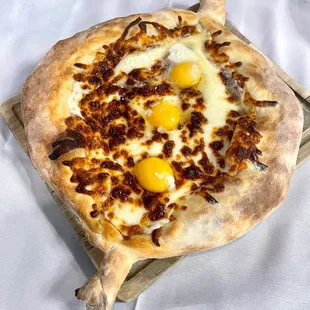 an egg and bacon pizza