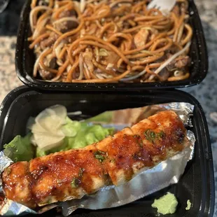 The chow mein is so good and fresh! I love the baked rolls here as well! Totally recommend this place!