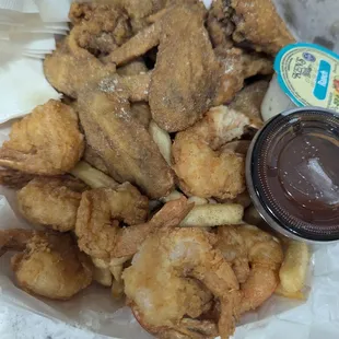 Whole wings with Shrimp and fries