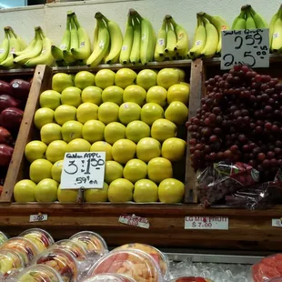 Beautiful grapes, apples, bananas, etc. The best prices!