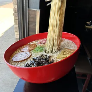 Decorative ramen bowl