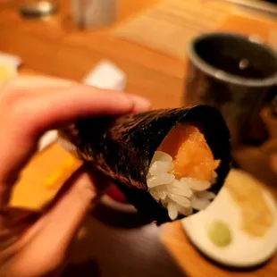 Salmon handroll