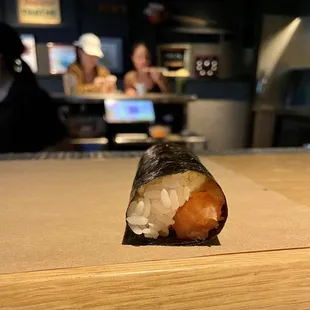 Salmon hand roll