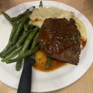 Sirloin, potatoes and green beans