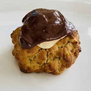 peanut butter high hat
peanut butter cookie with peanutbutt frosting and chocolate glaze