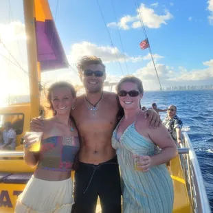 Follow #Grateful Carlos #Bigfunglasses in Waikiki Honolulu Oahu Hawaii