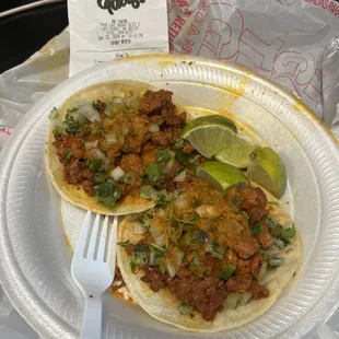 Should be Al pastor, cilantro and sauce. No onions. But yet onions are visible.