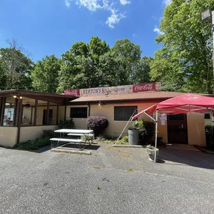 the outside of the restaurant