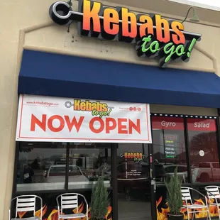 ows the front of a restaurant