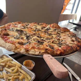 Sausage and mushroom 16&quot; pizza