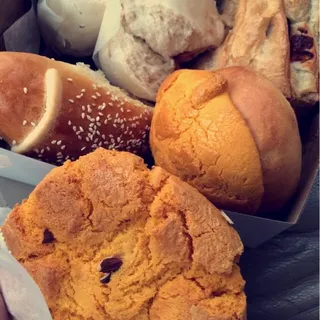 Pineapple Topping Bun