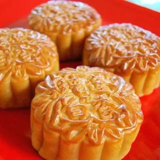 Lotus Paste Pineapple Topping Bun