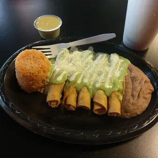 Flautas tradicional con pollo.