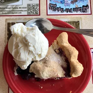 Blackberry pie a la mode