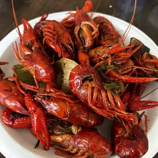 a plate of cooked craws