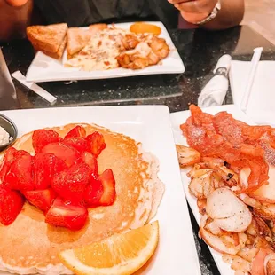 Strawberry Pancakes, turkey bacon &amp; Home Fries