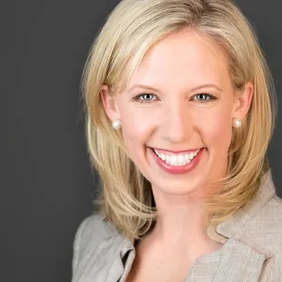 KeliComm Headshot Photo