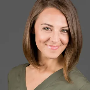 KeliComm Headshot Photo