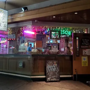 the outside of the restaurant