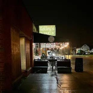 the outside of a restaurant at night