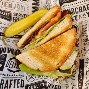 Kickin' BLT -
Texas Toast topped with our spicy brown sugar bacon, lettuce, tomato, and spicy mayo. Served with a pickle spear.
