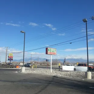 the sign for kelly's liquor