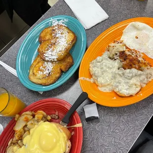 Pittsburgh Benedict, Biscuits and Gravy and the Famous Grilled Cinnamon Roll