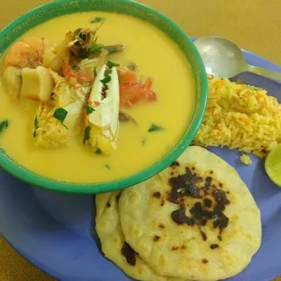 Mariscada con dos tortillas con quesso