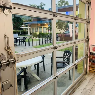 the outside of a restaurant