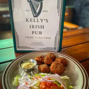 GARLIC MUSHROOMS
WHITE BUTTON MUSHROOMS COATED WITH SEASONED BREADCRUMBS. DEEP FRIED FOR THAT PERFECT CRISP TASTE, SERVED WITH SALAD