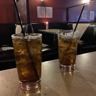 two glasses of iced tea