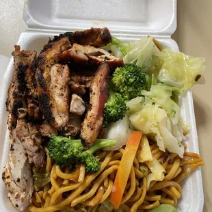 Black pepper chicken with noodle and veggies