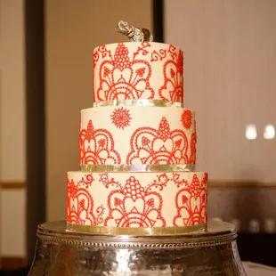 Beautiful wedding cake--Kelly provided the cake base.