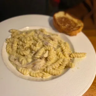 Chicken Alfredo with Garlic Toast Special