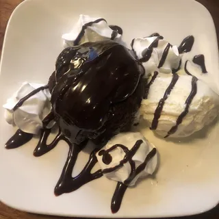 Hot Fudge Molten Chocolate Cake