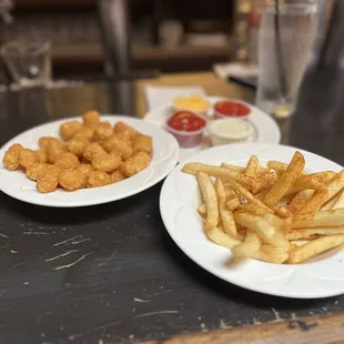 TOTS &amp; FRIES | yum. Tots came out perf temp. Not sure if that is good or bad  [ONION RINGS solid. Usu don&apos;t like them.. these are great]