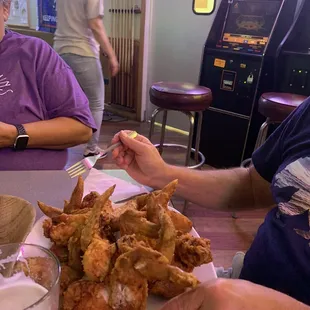 The best biggest chicken wings I've ever seen.  They were broasted and delicious. Kelly's is a must for chicken wings.