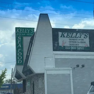 The waitress at Kelly's are top notch!!!! Denise was also amazing!