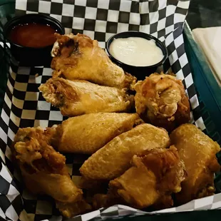 chicken wings and fried chicken, chicken wings, bbq wings, fried chicken wings, food, chicken, fried chicken, poultry, bbq chicken