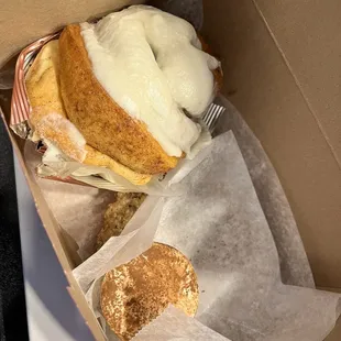 Cinnamon roll, tiramisu macaroon