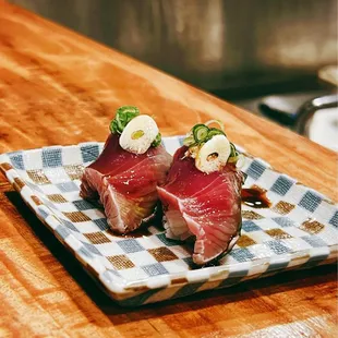 Bonito nigiri sushi with crispy garlic