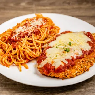 a plate of spaghetti and chicken parmesan