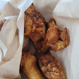 Wings with jerk dry rub. No heat at all. Sad.