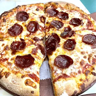 Pepperoni pizza, small