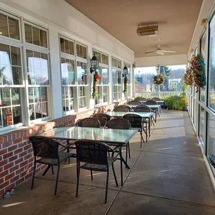 Veranda seating at Kennsington Grille.