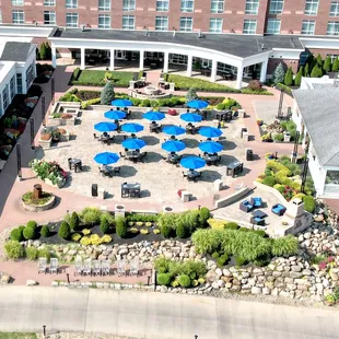 Outdoor patio at Kennsington Grille