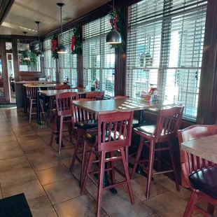 Additional interior seating at Kennsington Grille.