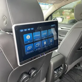 Voxx 10.2inch screen tablets with.built in apps and dvd includes two wireless headphones and plays through the radio